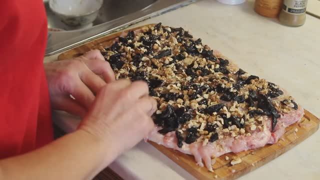 Закуска, которая украсит любой стол! Рулет из курицы с черносливом. смотреть онлайн