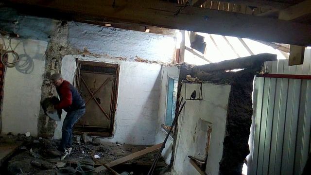 ПРИШЛО ВРЕМЯ ЛОМАТЬ СТАРУЮ БАНЮ. ОЧЕНЬ ТЯЖЕЛАЯ РАБОТА. смотреть онлайн