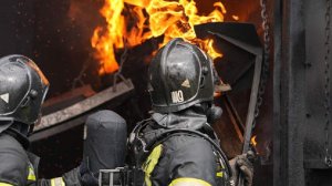 Сотрудники МЧС спасли 42 человека во время пожара в Приморье