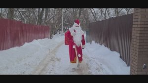 Дед мороз в новогоднюю ночь принёс подарки, радиоуправляемую машинку трансформер.