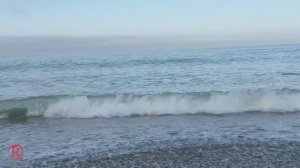 Огромная волна обрушивается на берег...!!!
