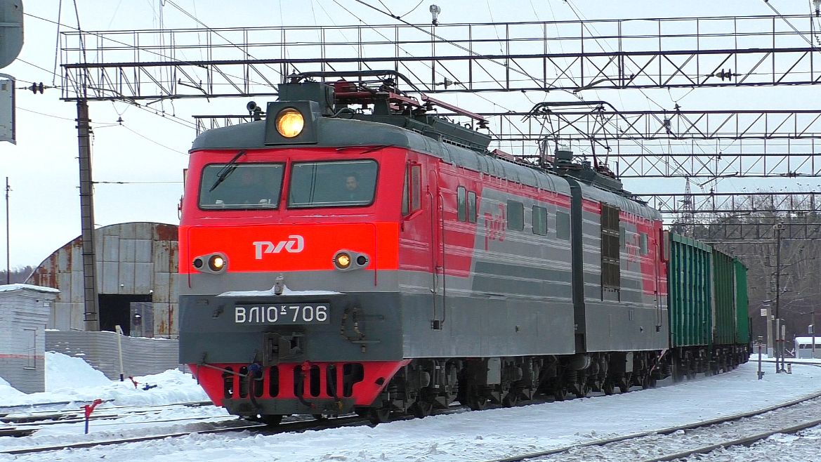 "Китаец". ВЛ10К-706 следует через станцию Лечебный смотреть онлайн