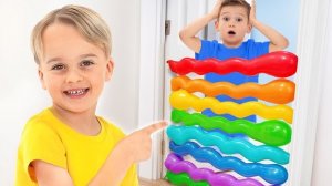 Крис и друзья играют с воздушными шариками.