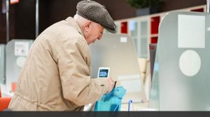 В Госдуме предложили повысить надбавку к пенсии за уход до уровня МРОТ