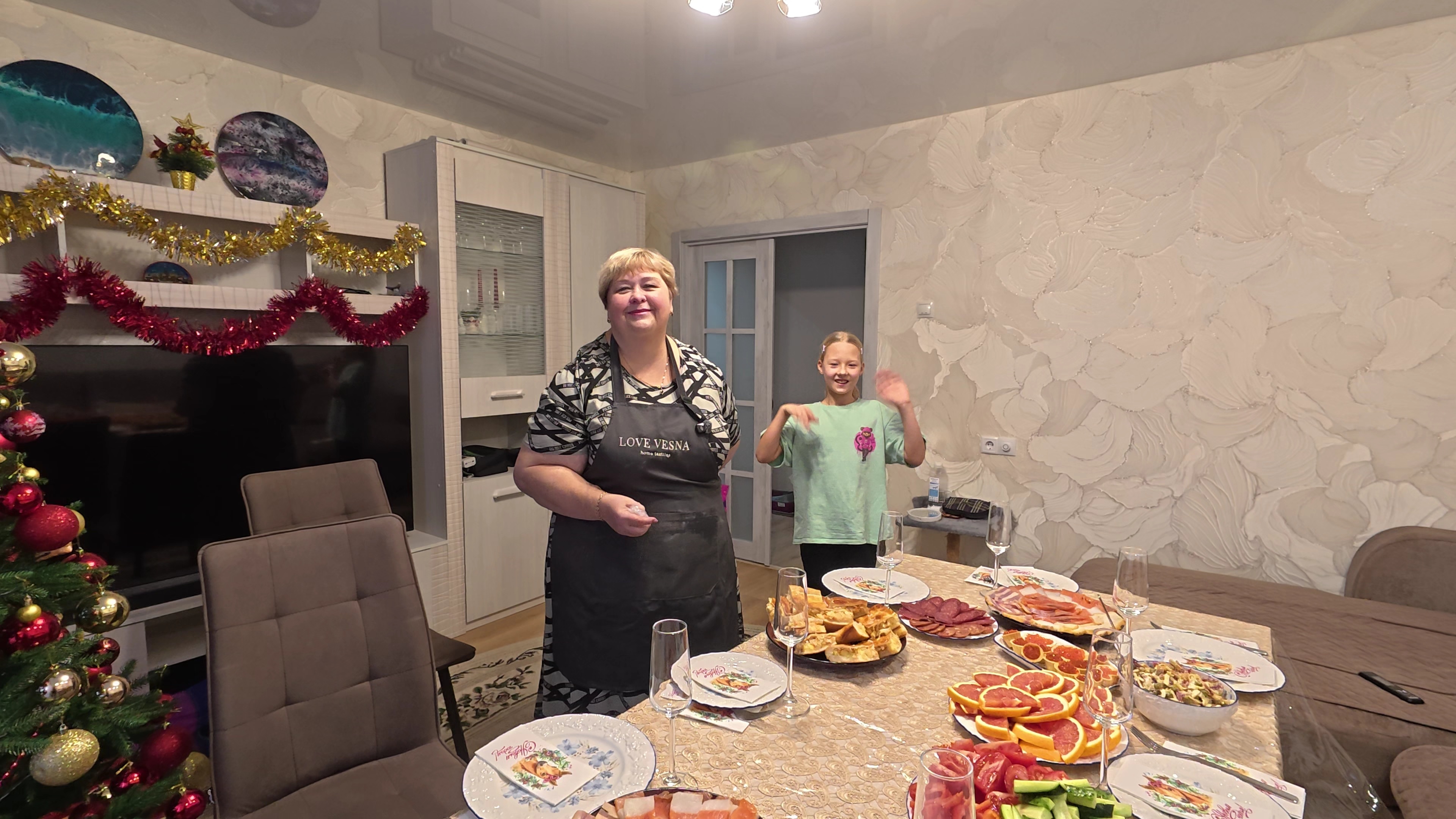 Отвечаю на вопросы про Москву.  Ждём  гостей готовлю и накрываю  стол.