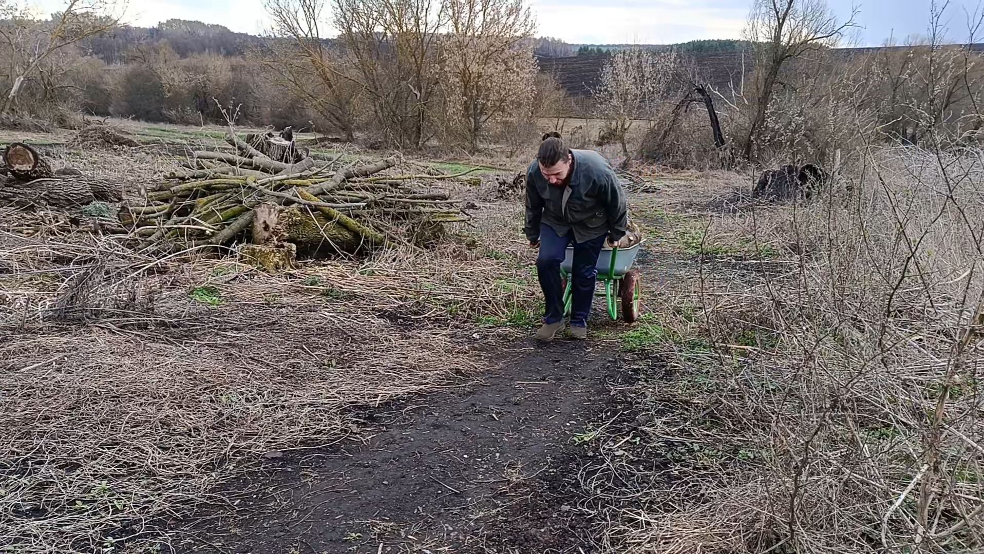 Вожу дрова с моего сада и огорода. Бесплатная мини теплица для рассады смотреть онлайн