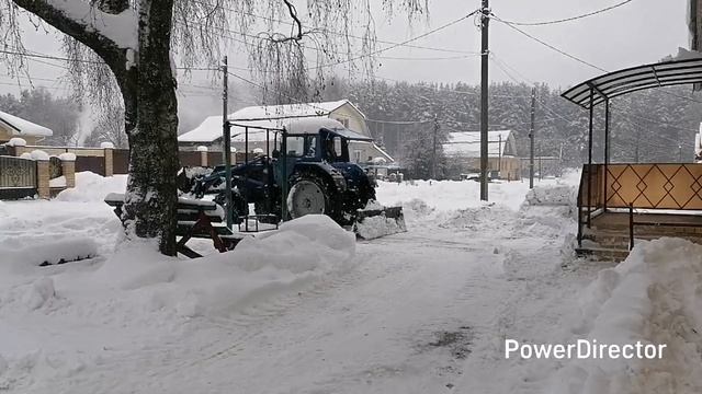 Всех с рождеством. Завалило снегом, чистим на МТЗ-82 смотреть онлайн
