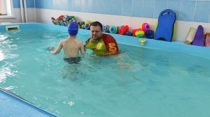 Максим учится плавать в бассейне 2