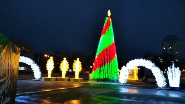 Воспоминания. НОВЫЙ год на Площади Куйбышева. три года назад. Сейчас иначе. красивее. интереснее.... смотреть онлайн