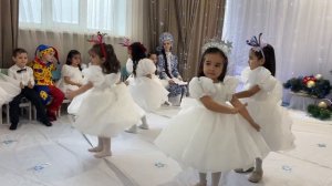 Танец хлопушек в средней группе