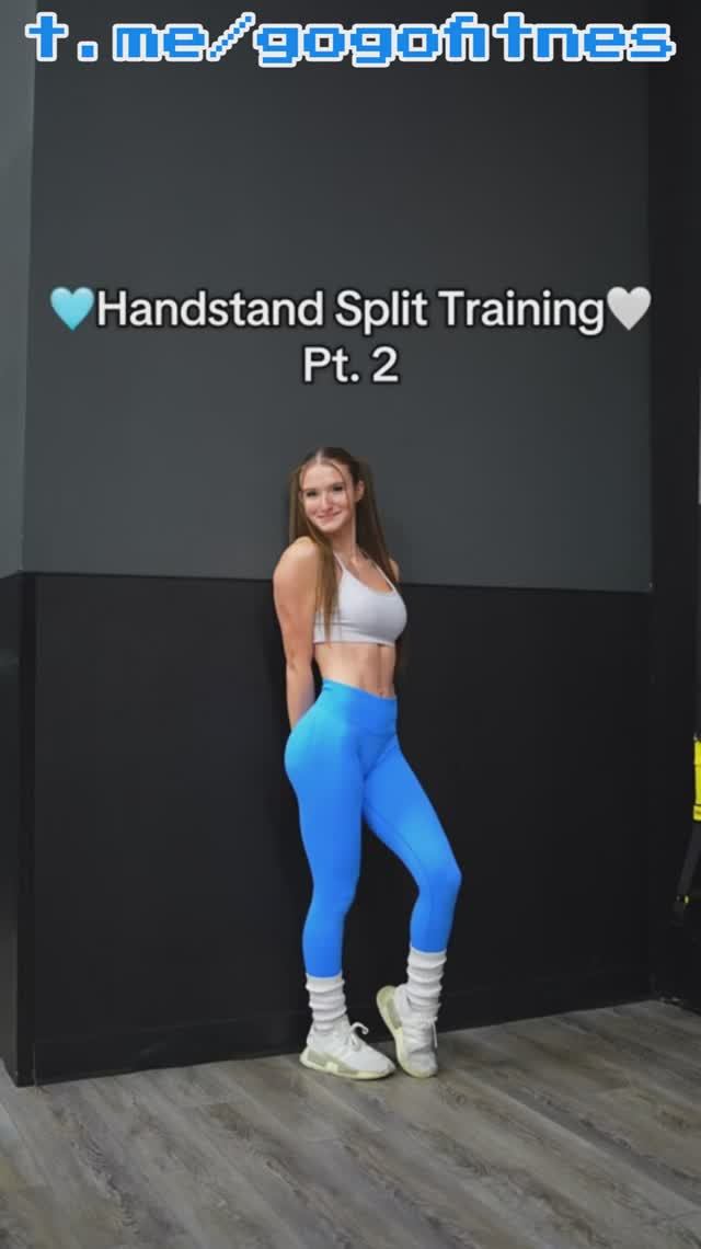 В этой стойке на руках мой шпагат получается намного глубже 🤸♀️