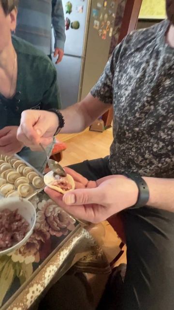 Появилась у нас такая традиция, уже второй год собираемся старой доброй и приятной компанией смотреть онлайн