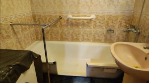 Вырез в ванне для пожилых людей