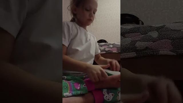 распаковываем подарок на новый год от родителей смотреть онлайн