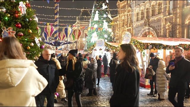 Рождество в Москве 2025 Красная площадь красивые люди и праздничная атмосфера 🎄✨ смотреть онлайн
