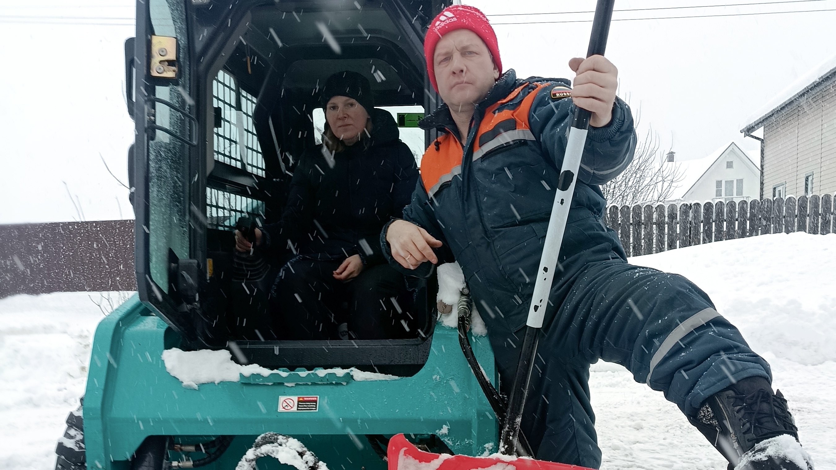 супруга учит меня чистить снег на минипогрузчике.