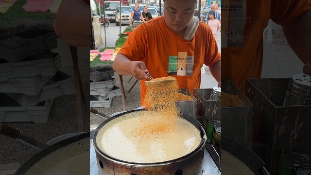 огромный панкейк с арахисом