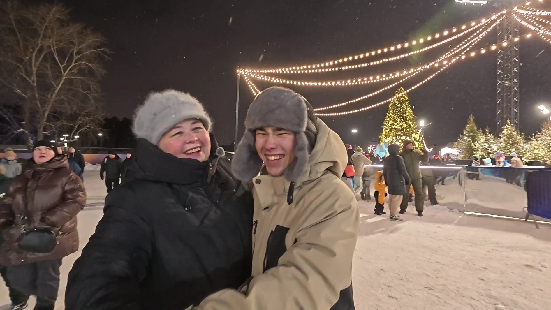 Попали на Рождественские  гулянья/ каток и красивый парк/Заехали  перекусить. смотреть онлайн