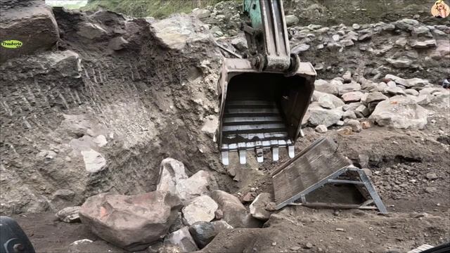 Строительство, экскаватор копает песок смотреть онлайн