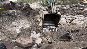 Строительство, экскаватор копает песок