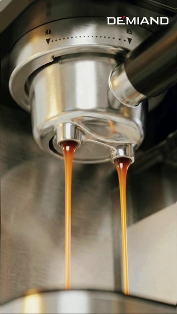 Горячий кофе — идеальный ритуал пробуждения зимним утром ☕❄️