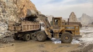 Самый большой камень 😳 Мощный Caterpillar 966 погрузили на самосвал 🗯️