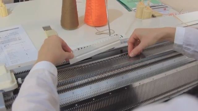 Машина Вязание резинки 1х1 (ластик) на вязальной машине Silver Reed