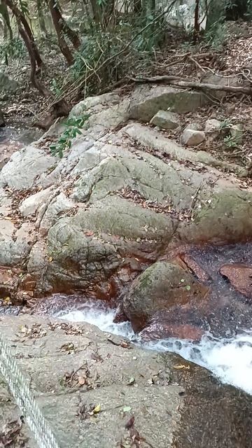 Подножие верхнего водопада Na Mueang-2 Самуй, Таиланд (Na Mueang-2 Waterfall,Samui, Thailand)