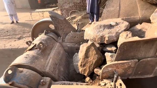 Большая щековая дробилка в действии | Мощные звуки ASMR для дробления камня смотреть онлайн