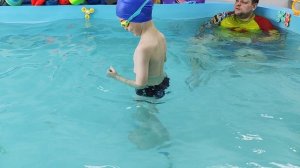 Максим учится плавать в бассейне 5