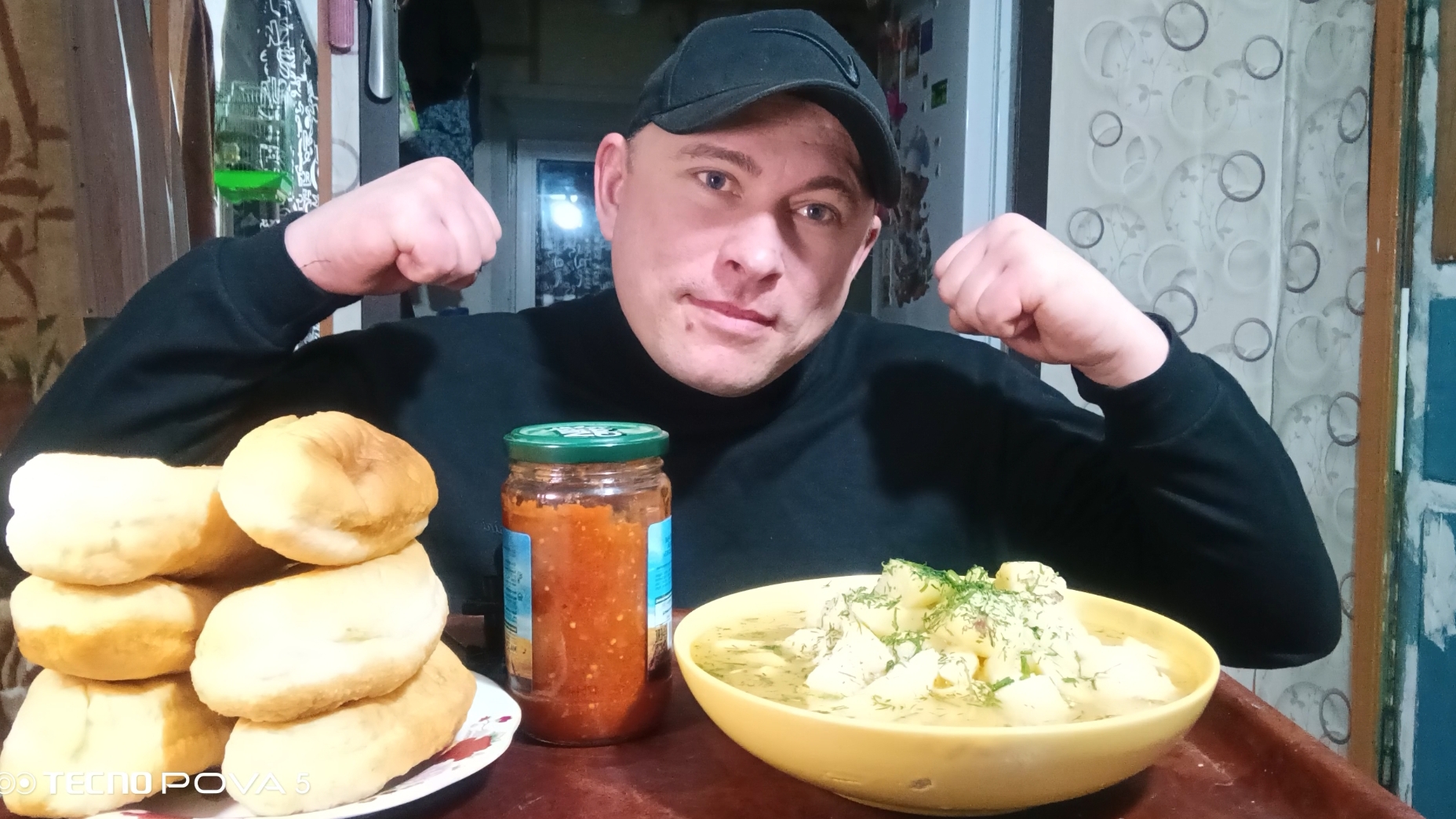 Мукбанг/Обжорыч/Тушёная картошка с домашней курицей, пирожки с капустой, баклажанная аджика/ смотреть онлайн