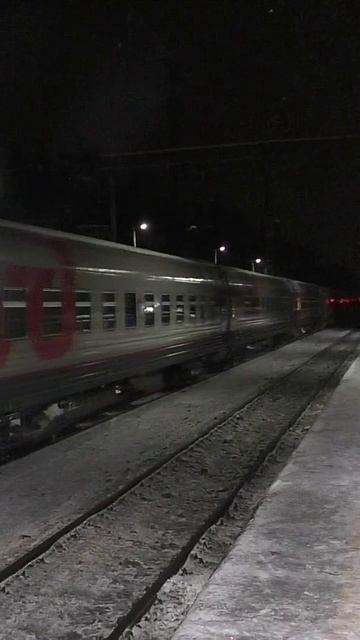 Электровоз ЭП2К-367 (ТЧЭ-6) со скорым поездом № 251Г Киров — Москва (Восточный вокзал)