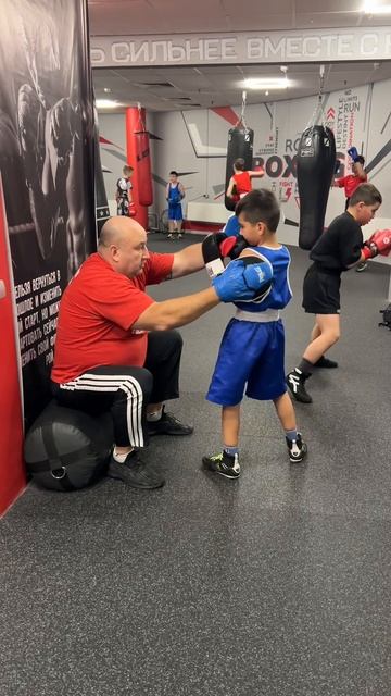 Аман 8 лет работает на лапах со своим тренером😎