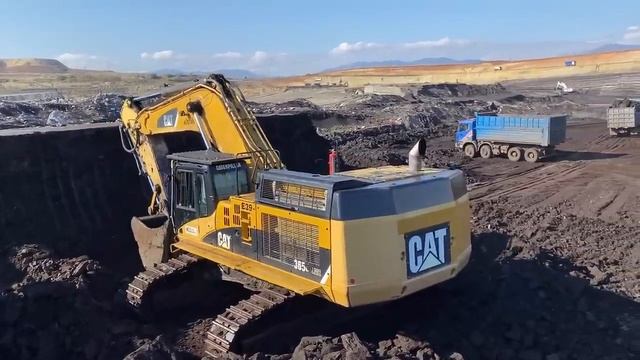 Экскаватор Caterpillar 365C Загружает уголь на 4-осные самосвалы | смотреть онлайн