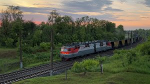 Старый электровоз ВЛ80Т-2035 бодро мчится с хозяйственным поездом на закате теплого летнего дня
