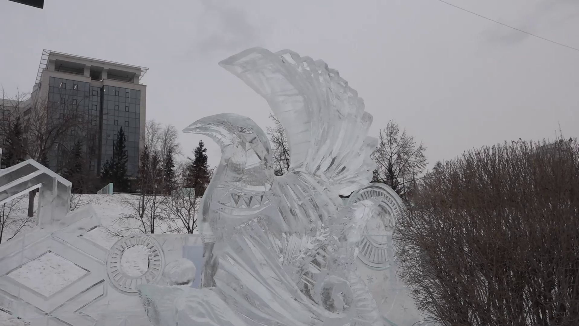 ИСКУССТВО НА МОРОЗЕ: КАК ПРОХОДИТ ДЕСЯТЫЙ «ВОЛШЕБНЫЙ ЛЁД СИБИРИ» смотреть онлайн