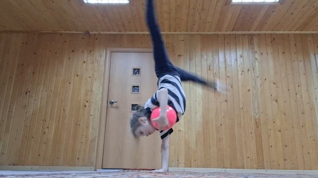 нежный и красивый танец с мячом♡ смотреть онлайн