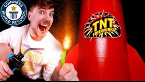 Взрываем салюты стоимостью от 1 доллара до 100000 долларов.