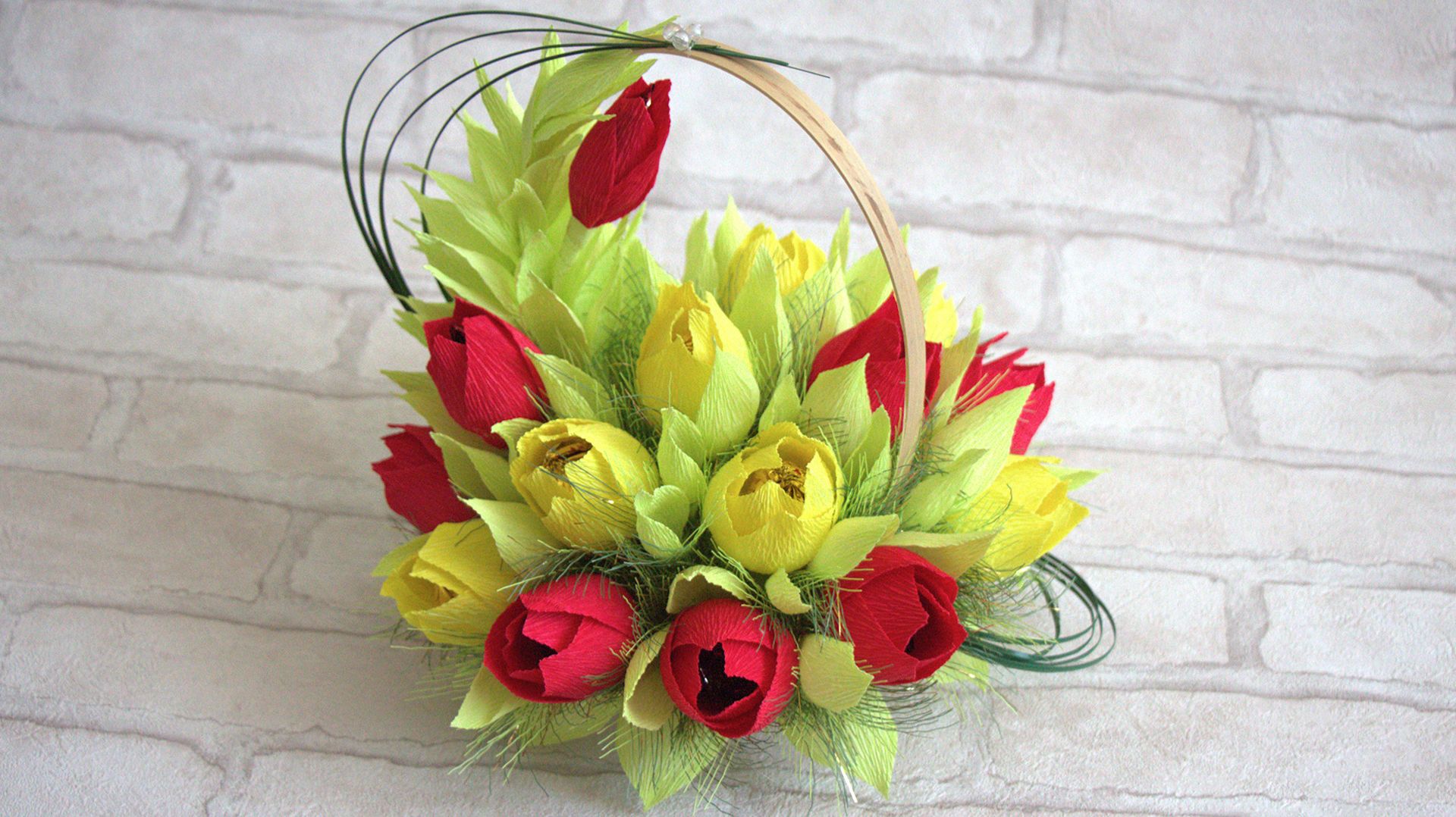 Тюльпан из конфет и гофрированной бумаги своими руками. Видео мастер-класс. Tulip Candy master class смотреть онлайн