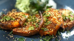 Взрыв вкуса: хрустящий батат с чили, лаймом и карамельной корочкой