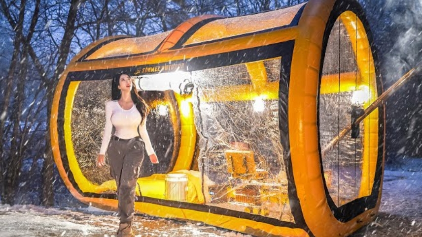 Зимний кемпинг в красивой надувной палатке.