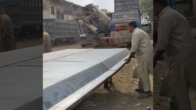 Мужчины создали кузов, используя доступные материалы.