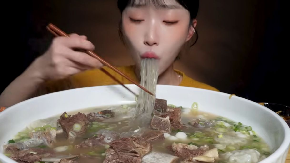 🔥🍲 Мукбанг и Mukbang : КОРЕЙСКИЙ СУП МЕЧТЫ! 🍲 Густой, наваристый, бесконечно вкусный | ASMR смотреть онлайн
