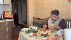 На стол приготовила, простые бутерброды, но вкусные.