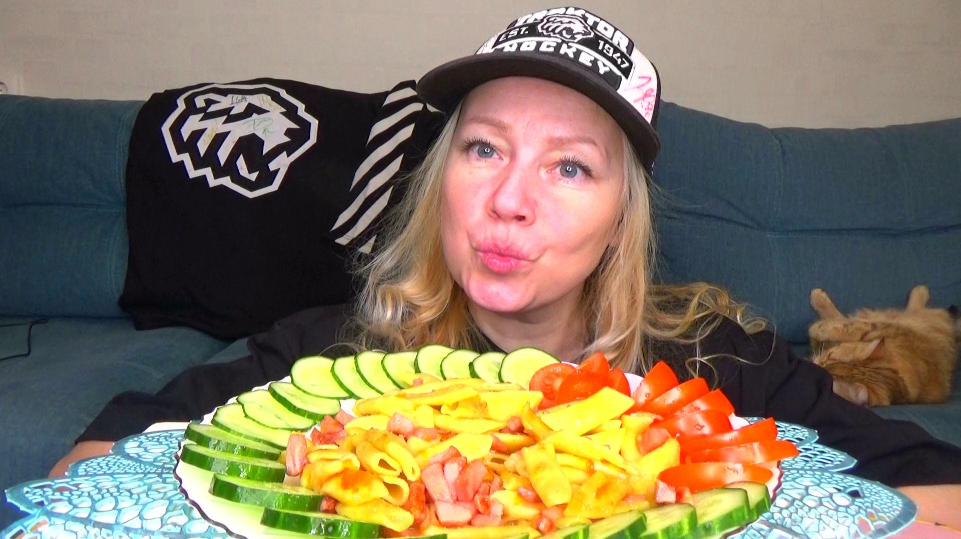 Мукбанг макароны с жареной колбасой, овощи.  Еда. смотреть онлайн