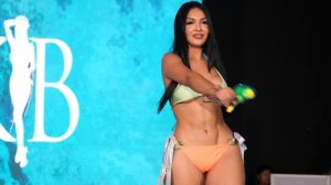 Красивые девушки в красивых купальниках.