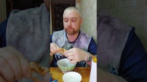 Мукбанг. Королевские креветки, икра минтая и Н²О. Как сходили на зимнюю рыбалку.