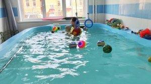 Тимофей учится плавать в бассейне 2