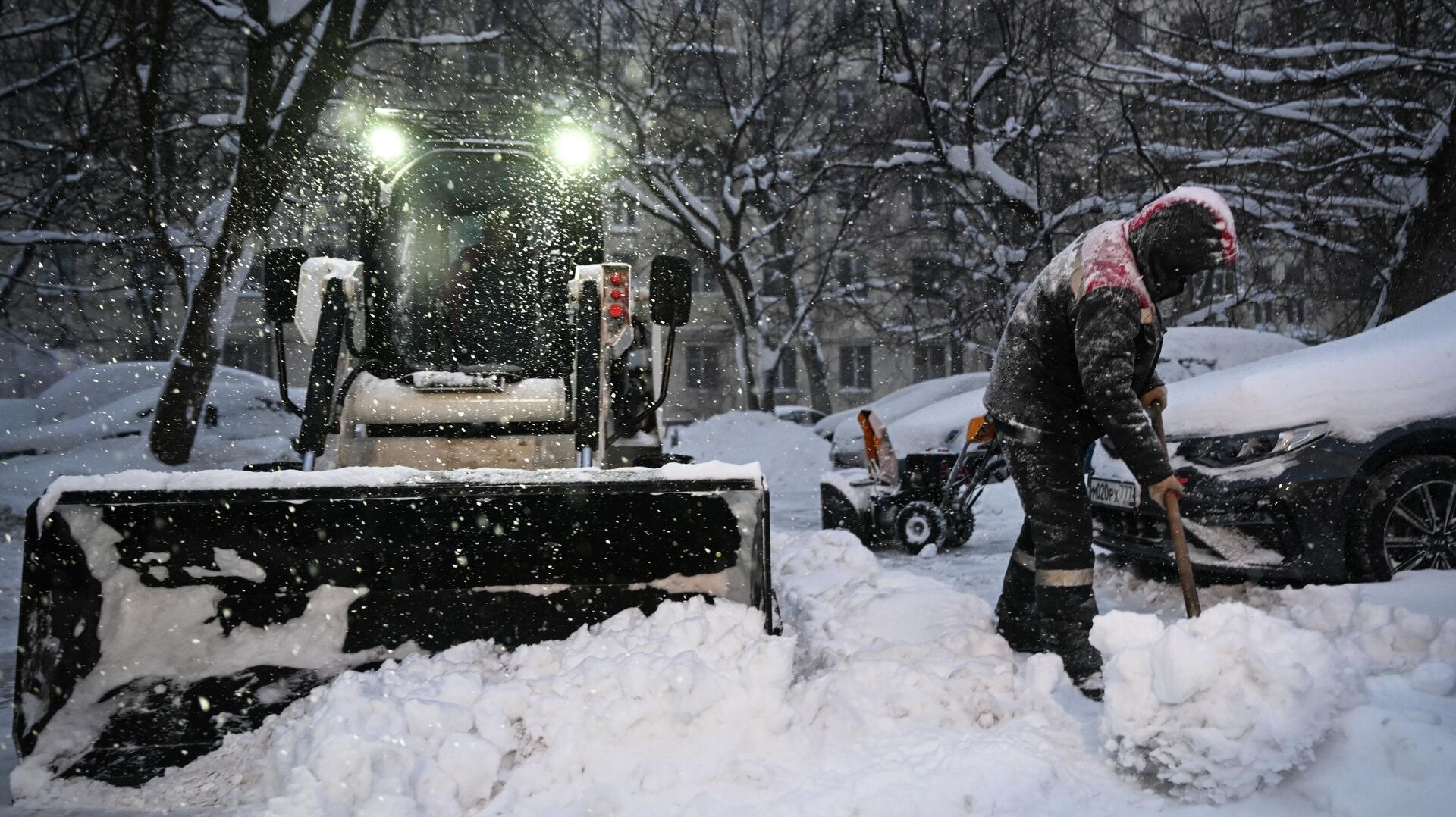 Битва со СНЕГОМ, засыпает порог дома смотреть онлайн