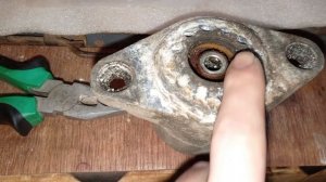 Замена опоры заднего амортизатора Хёндэ Элантра 4 от Шкоды суперб.